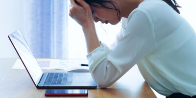 女性が悩んでいる写真