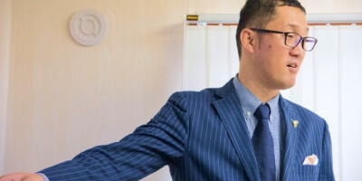 男性が提案してる写真