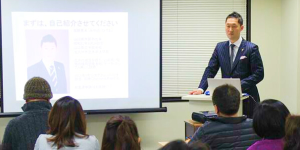 男性が説明してる写真